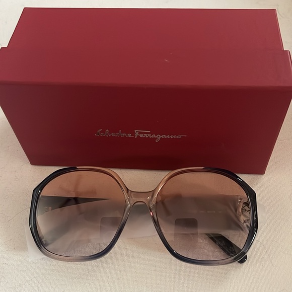 Salvatore Ferragamo brand new sunglasses - Picture 1 of 9